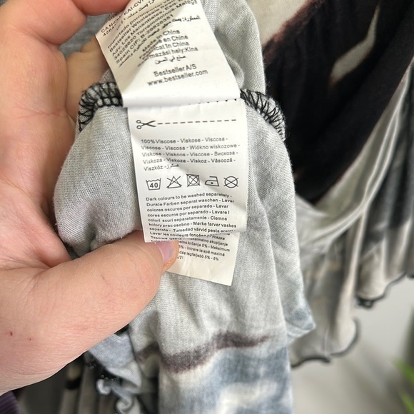 Vero Moda Black and Gray Ruffled Blouse with Cap Sleeves - Picture 5 of 5